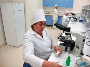 На фото: Новое микроскопическое оборудование в одной из региональных лабораторий страны. © UNDP Turkmenistan