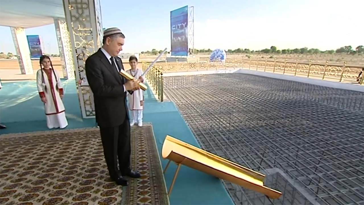 Бердымухамедов заложил строительство «Ашхабад-сити» и открыл 140 новых  коттеджей - Хроника Туркменистана