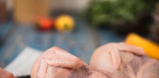 В Ашхабаде дешевеет куриный фарш российского производства