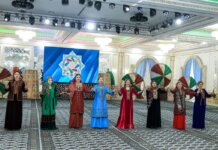 На конкурсе «Женщина года» в Балкане участницы «выразительно читали стихи и задорно исполняли дестаны»