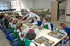 Столовая одной из средних общеобразовательных школ Ашхабада. Фото: Александр Туманов / ИТАР-ТАСС