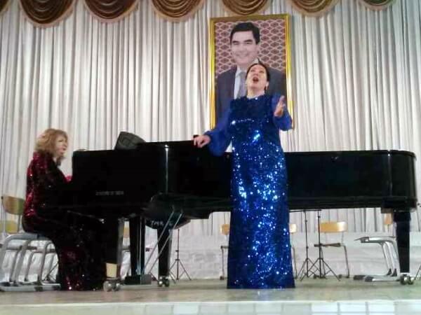 Народная артистка Туркменистана Гульнара Нурыева