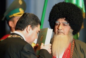 Гурбангулы Бердымухамедов присягает в качестве президента на «Рухнаме», февраль 2007 года. Фото: Burhan Ozbilici / AP
